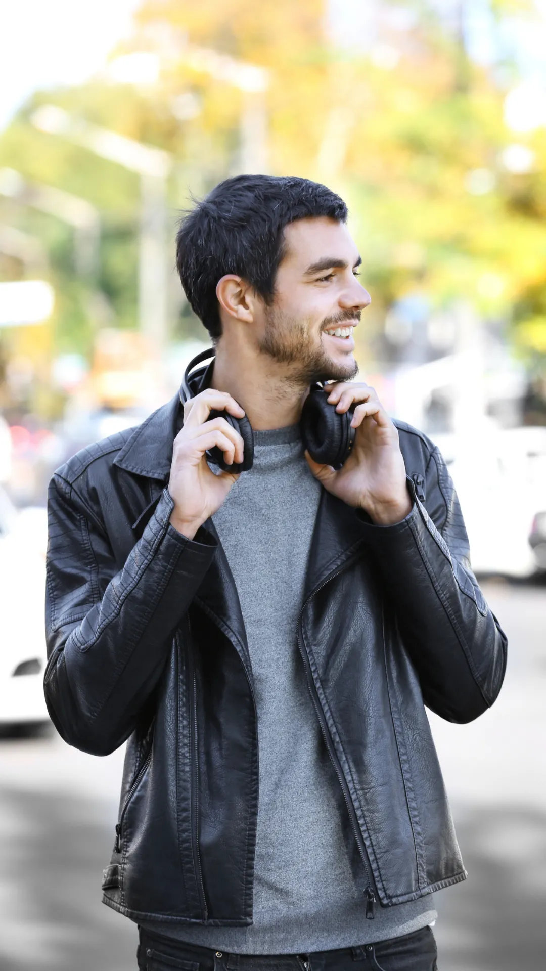 Joven con expresión seria